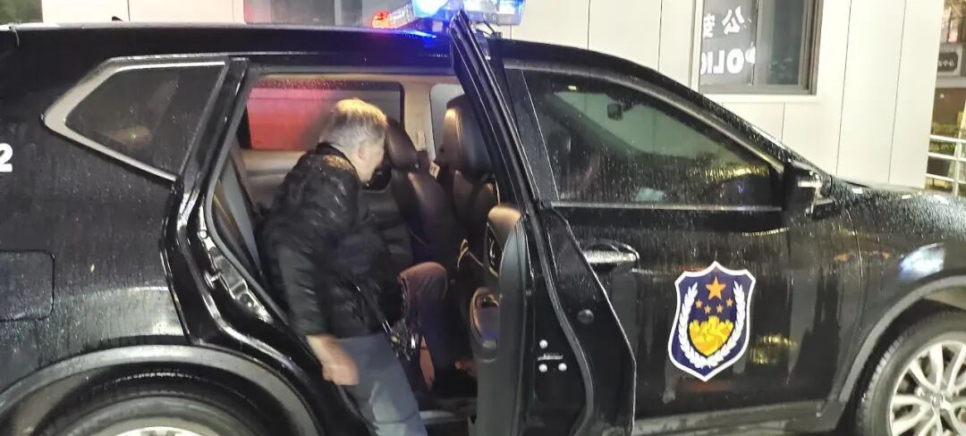 雨夜街头，这对“祖孙”的背影好暖！