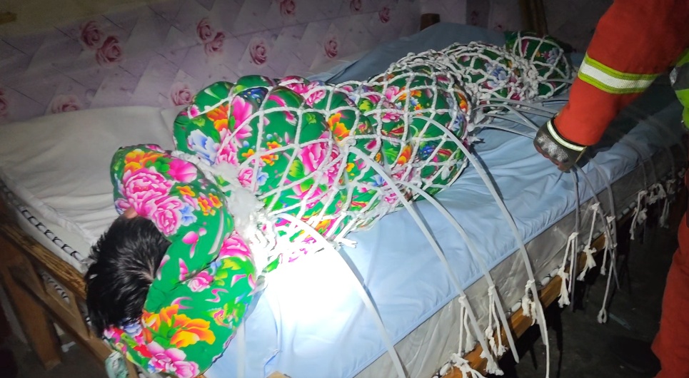 男子跟风在家用渔网、扎带玩“捆绑”，被困后大声呼叫，外卖小哥路过发现报警求助