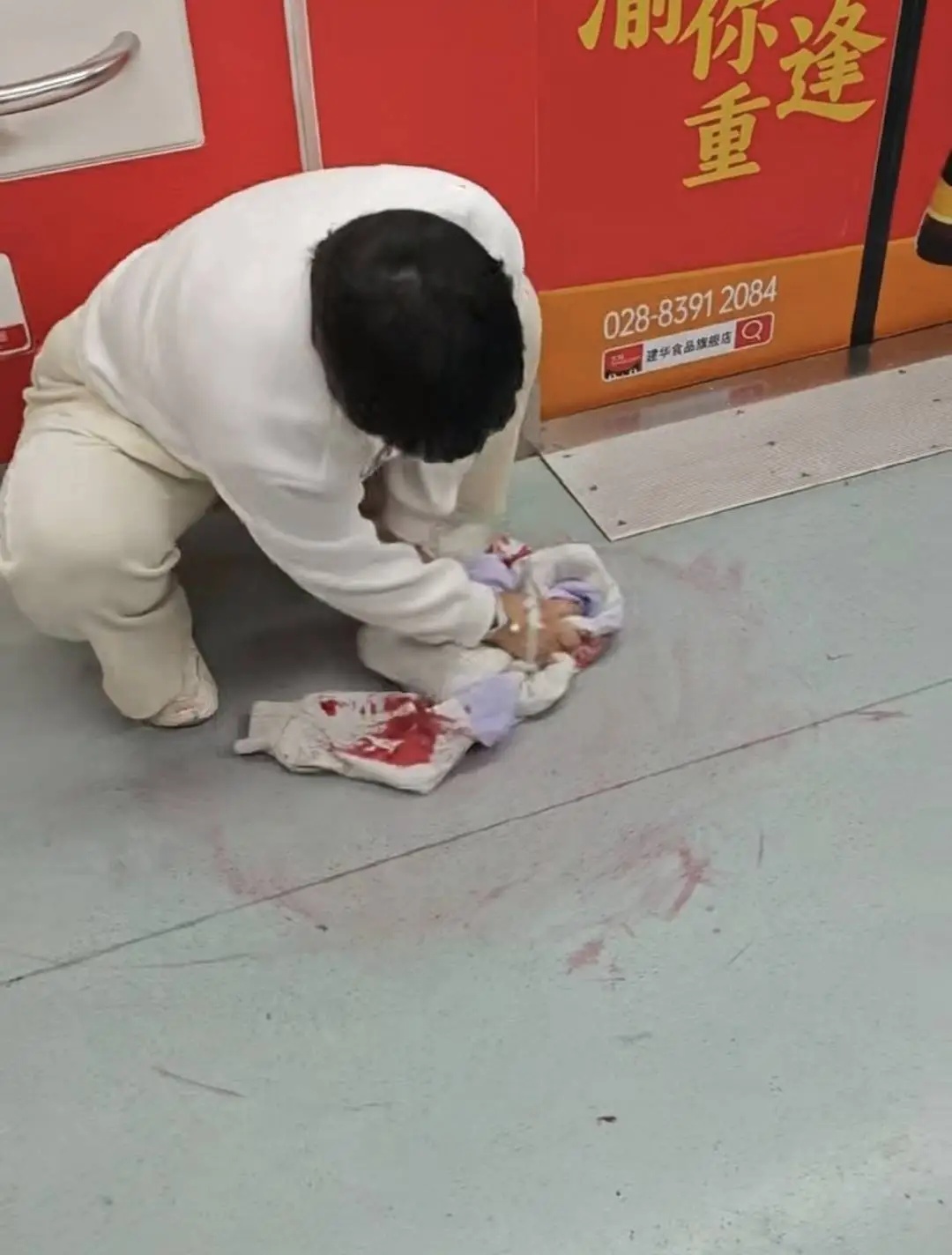 22岁女孩地铁吐血脱外套擦地：不想别人沾到！华西医院回应：已离院