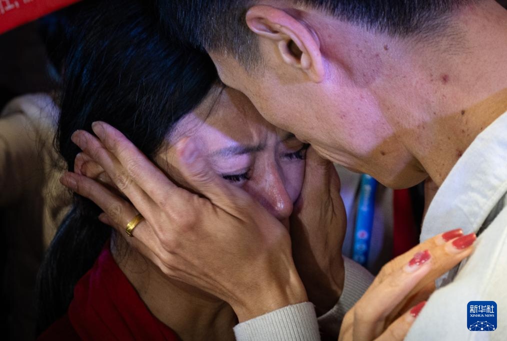 等待33年的拥抱