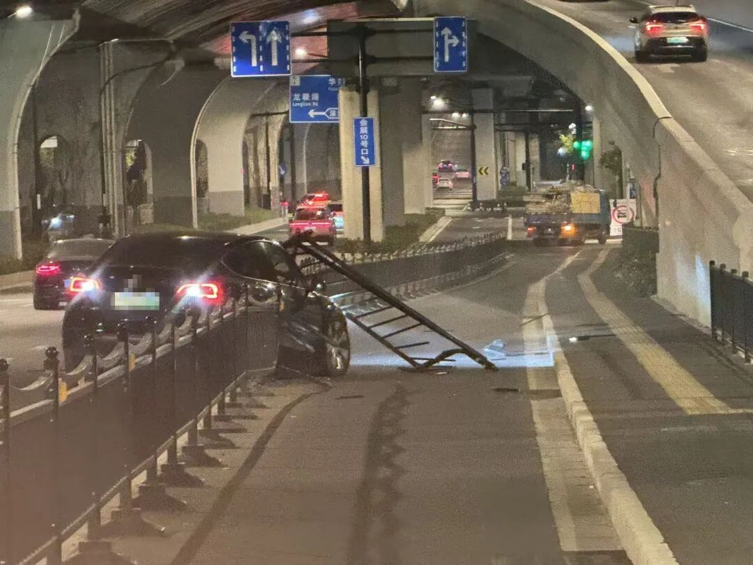 上海街头！男子撞坏18米护栏后逃逸，还拒接警察电话……