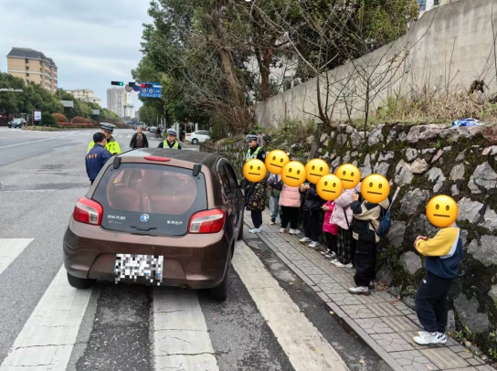 五座小车竟塞进9人！后备箱还藏着一个娃