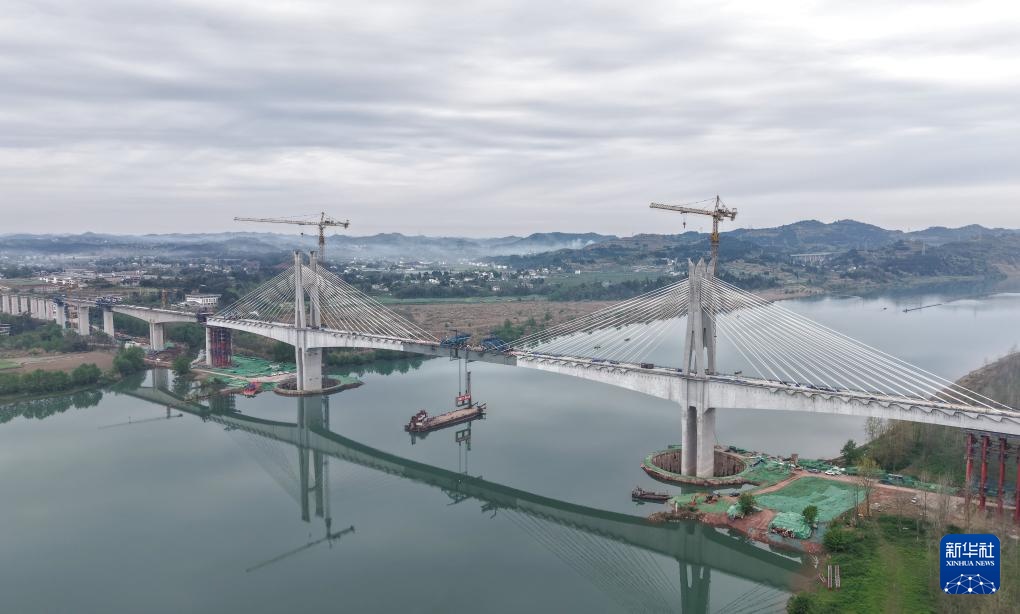 成达万高铁嘉陵江特大桥顺利合龙