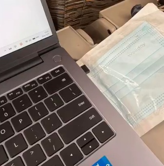 女子乘高铁投诉男子吸烟，被发了一个口罩！高铁站台是否应禁烟？网友曾吵翻