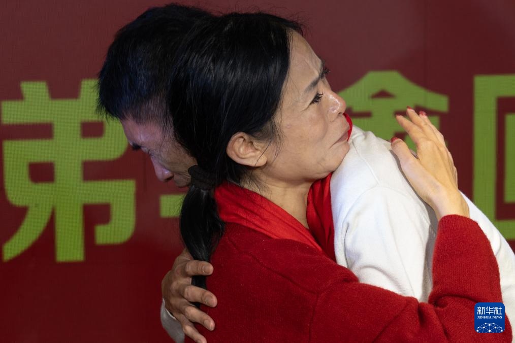 等待33年的拥抱