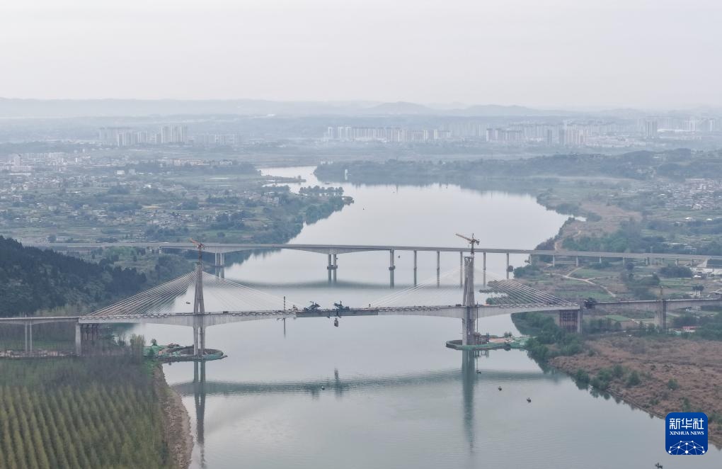 成达万高铁嘉陵江特大桥顺利合龙