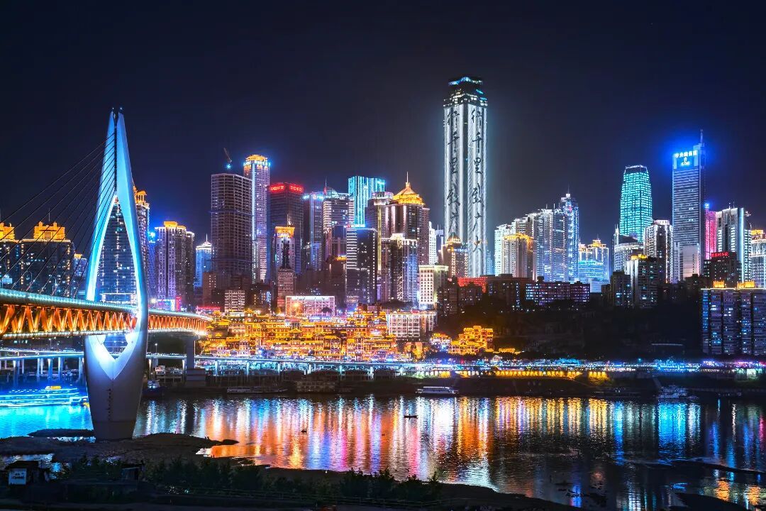 洪崖洞旁“长”出40米立体扶梯！这个城市更新项目太“重庆”了