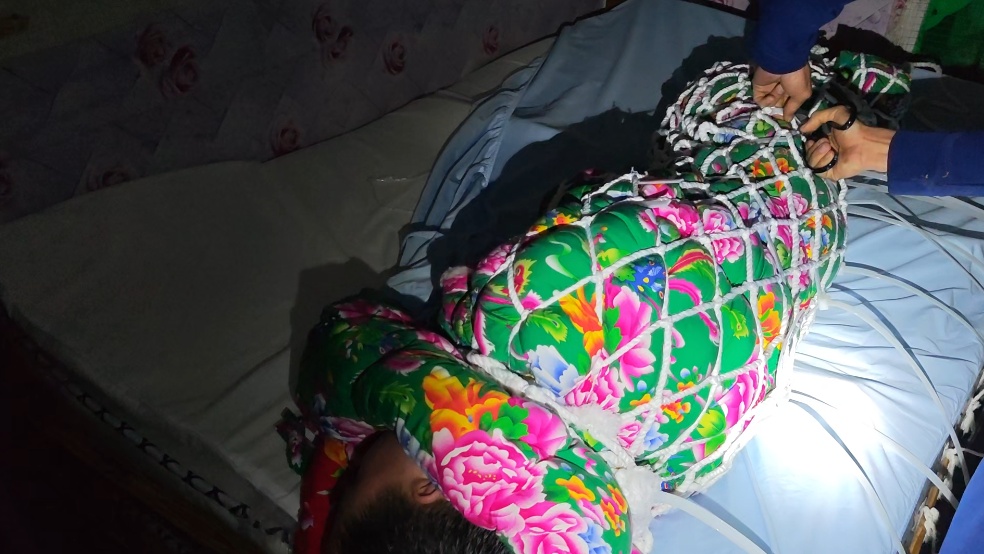 男子跟风在家用渔网、扎带玩“捆绑”，被困后大声呼叫，外卖小哥路过发现报警求助