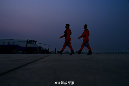 成长!一起看新飞行员夜间飞行训练 成长!一起看新飞行员夜间飞行训练