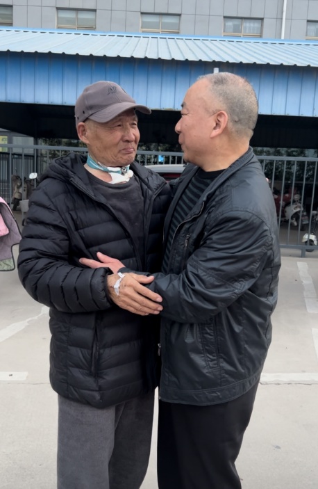 周口女子为病重父亲找到失联34年挚友：加起来132岁的老人，两人见面拥抱眼眶红了