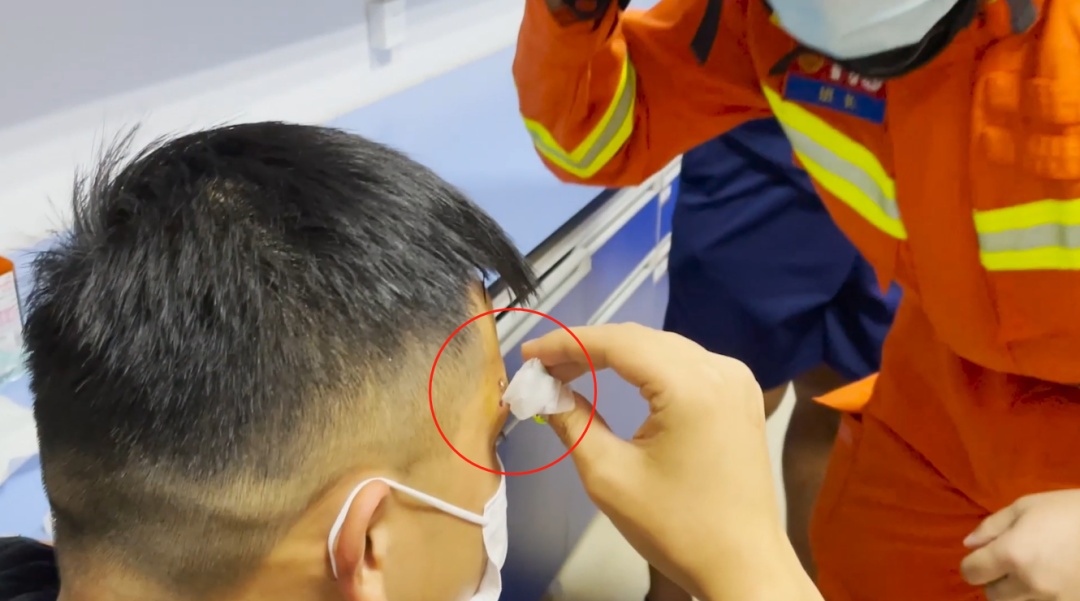 男子甩一竿后戴上“新款耳饰”！消防员医院里“主刀”