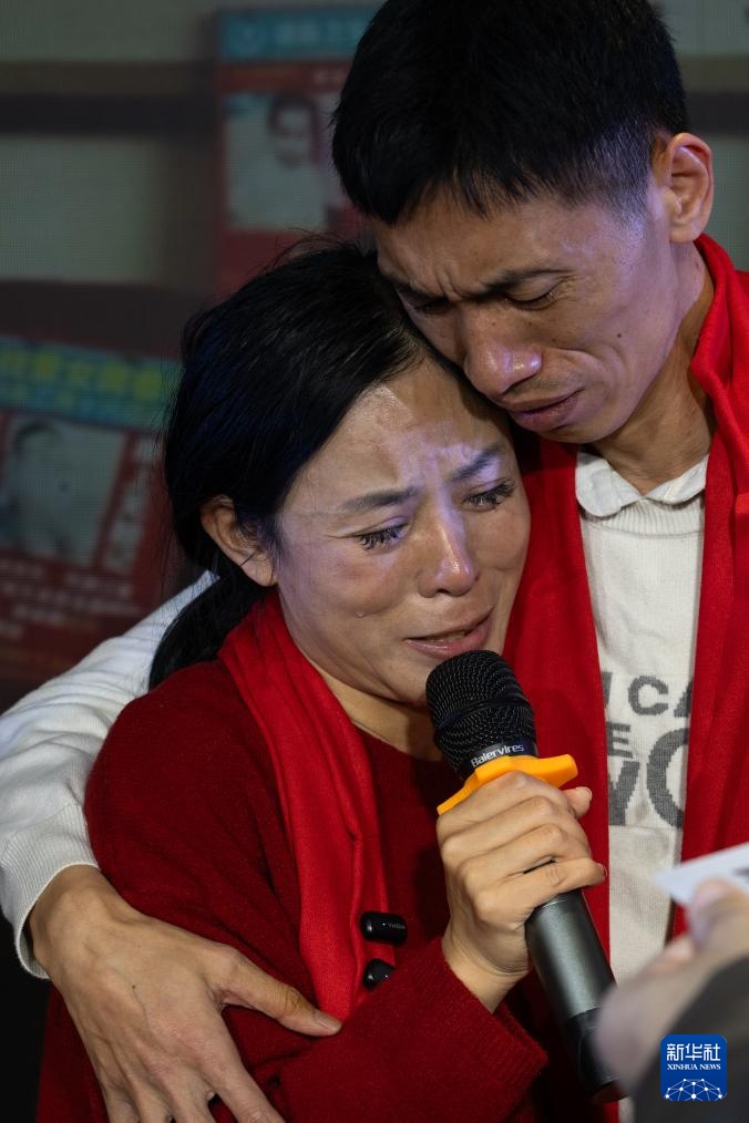 等待33年的拥抱