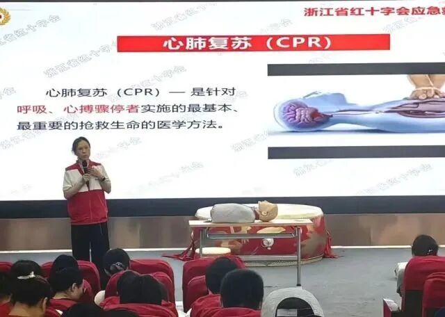 杭州球场突发,40岁男子心脏骤停倒地!紧急提醒:有这些信号,千万别硬扛! 杭州球场突发,40岁男子心脏骤停倒地!紧急提醒:有这些信号,千万别硬扛!