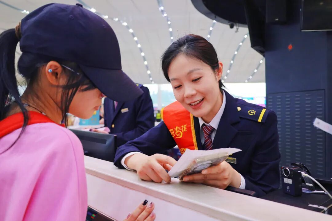 11台20线！这座超大高铁站停满复兴号！