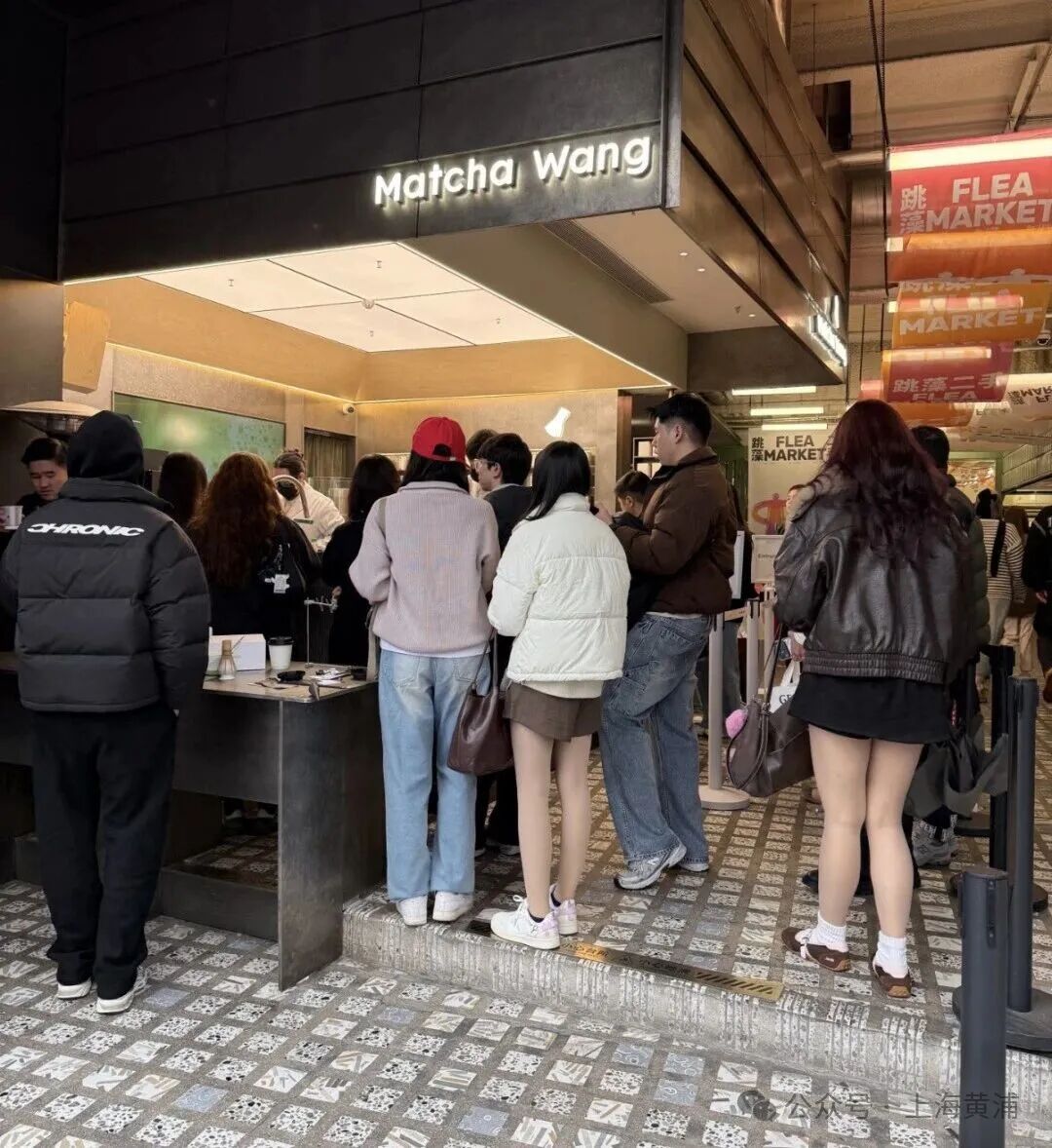 这里又开始排长队了！这次居然是为了“一群羊”？老外在上海街头排队“杀羊”突然火了