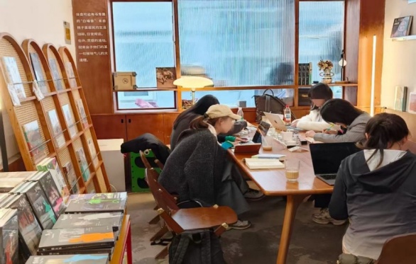 北京特色书店火出春日“书适圈”