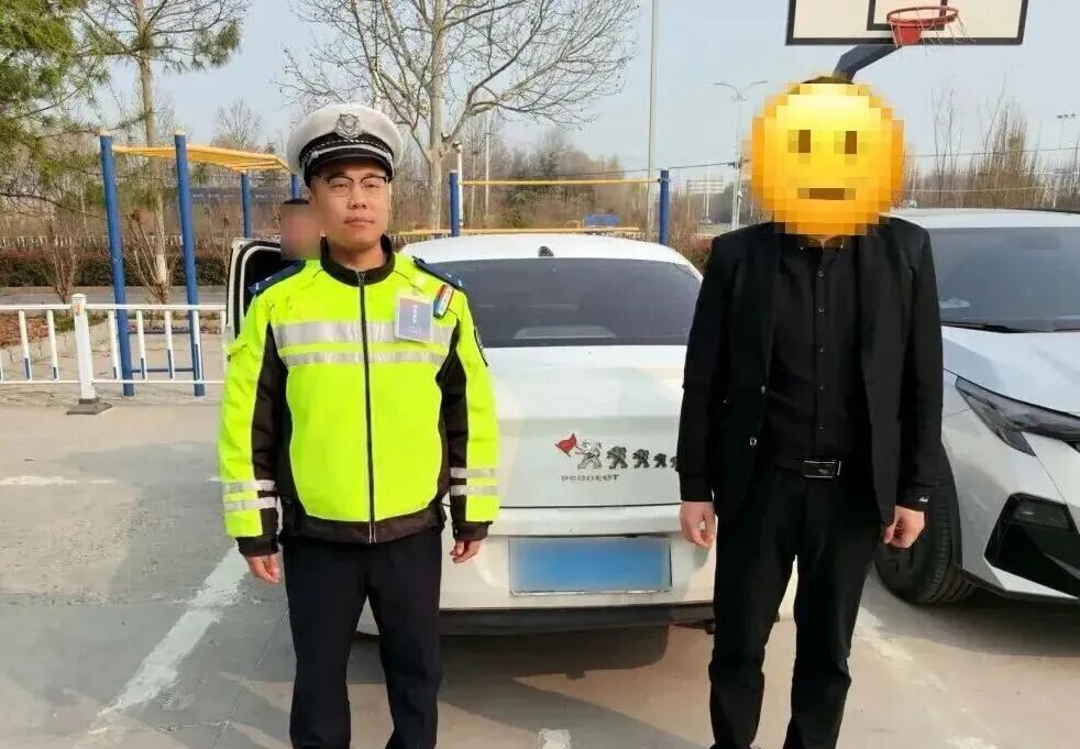 这俩小伙儿,被当场拿下! 这俩小伙儿,被当场拿下!