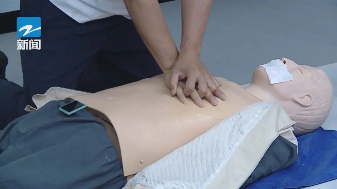 抢购速效救心丸防猝死?医生紧急提醒:吃错可能“帮倒忙”!真正能救命的只有这两个… 抢购速效救心丸防猝死?医生紧急提醒:吃错可能“帮倒忙”!真正能救命的只有这两个…