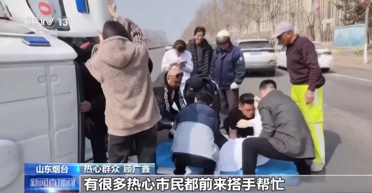 “救完人才发现手上都是血” 关键时刻他踹破救护车车窗 “救完人才发现手上都是血” 关键时刻他踹破救护车车窗