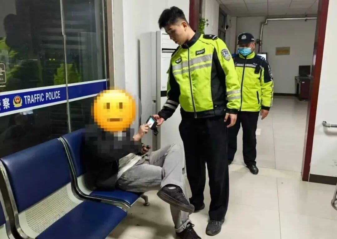 这俩小伙儿,被当场拿下! 这俩小伙儿,被当场拿下!