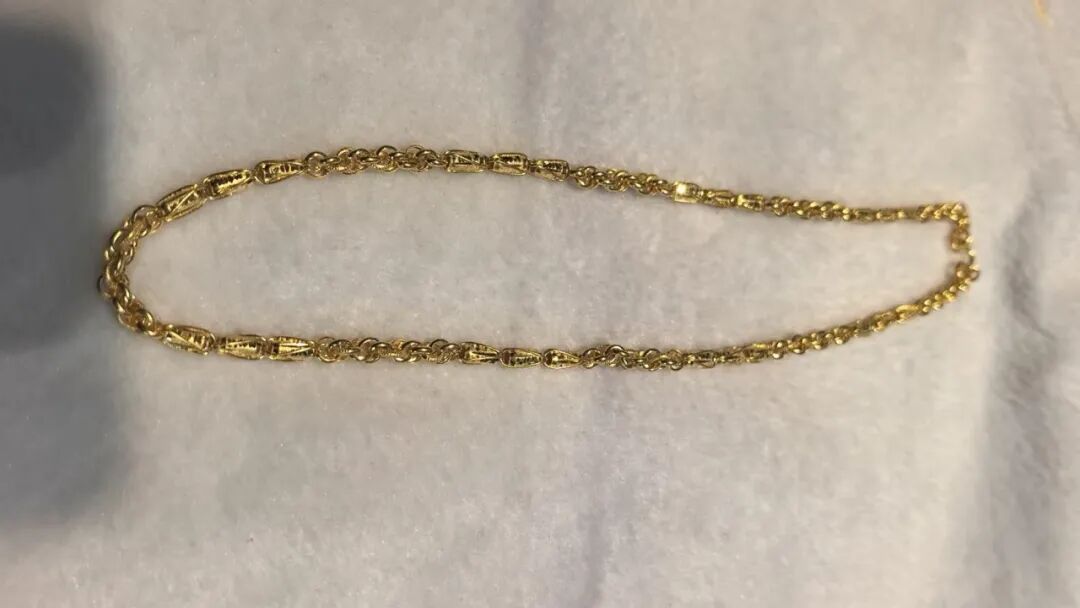 女子家中32克黄金项链被偷,在闺蜜陪同下报警,警方:就是闺蜜偷的 女子家中32克黄金项链被偷,在闺蜜陪同下报警,警方:就是闺蜜偷的