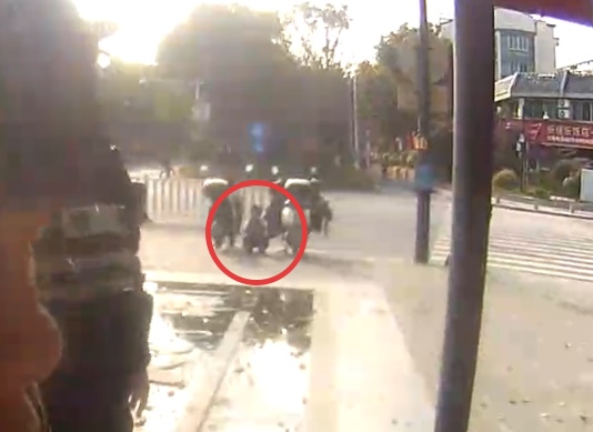 “我的孩子跑丢了……”海宁警察1秒找到！