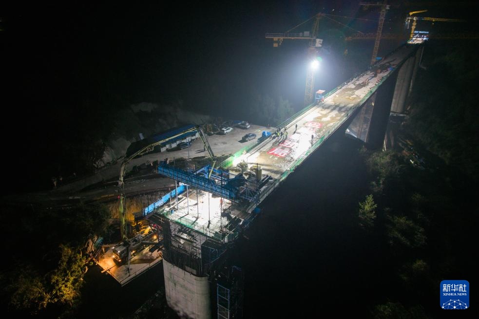 邵永高铁控制性工程龙井头特大桥连续梁合龙