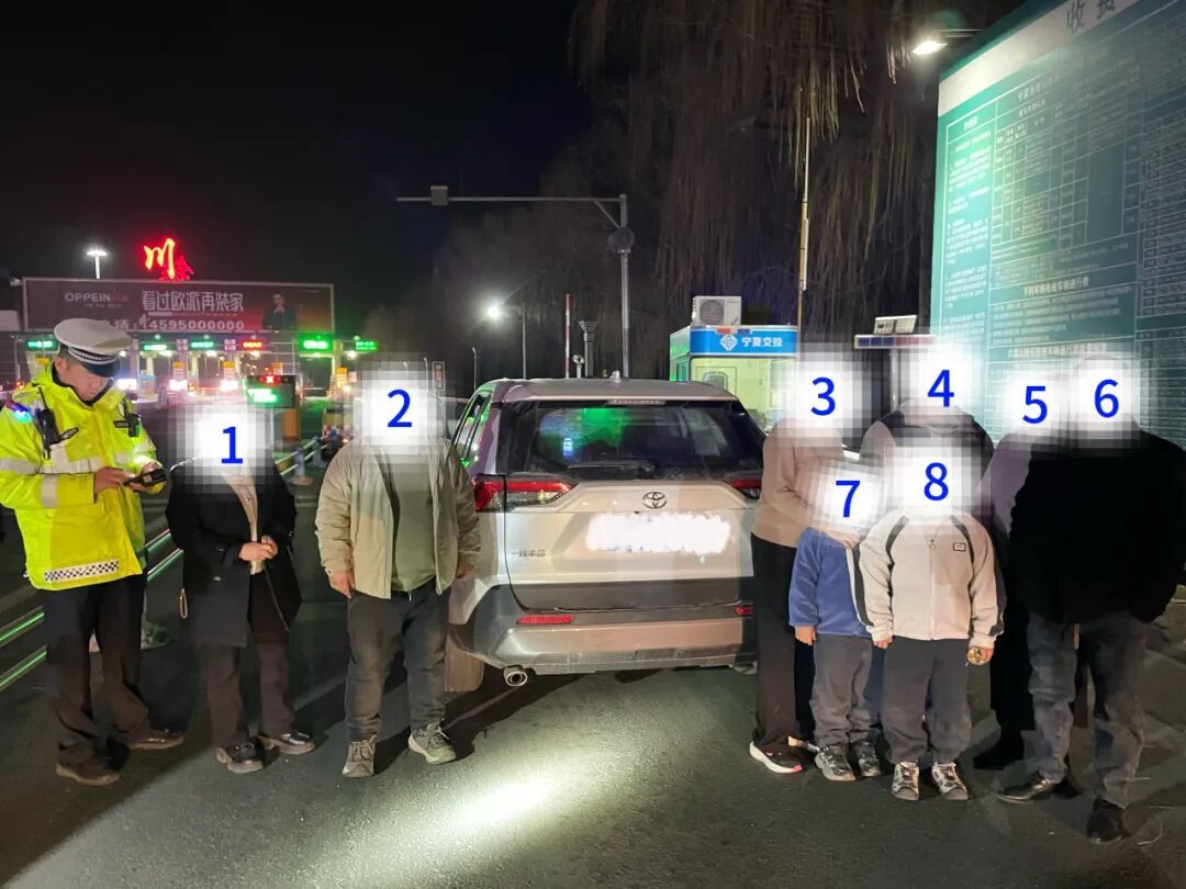 3人蜷缩后备箱…银川一客车核载5人硬塞8人 3人蜷缩后备箱…银川一客车核载5人硬塞8人