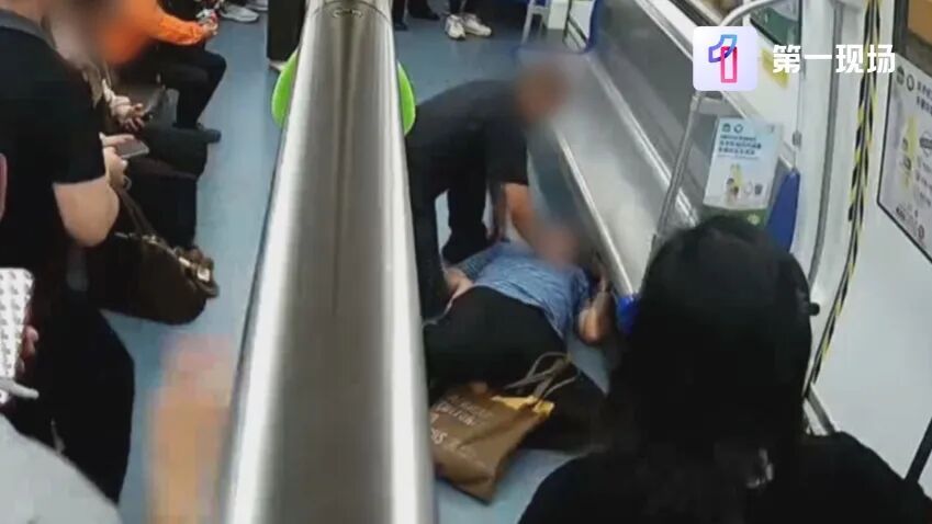 抓人在行，救人也在行！男子在地铁里抽搐昏迷，深圳便衣民警秒出手