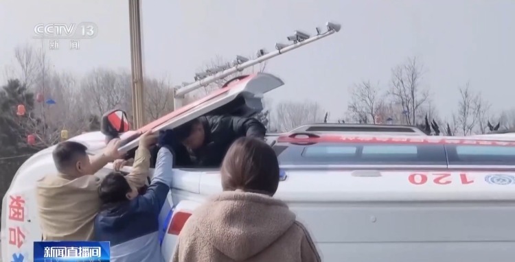 “救完人才发现手上都是血” 关键时刻他踹破救护车车窗 “救完人才发现手上都是血” 关键时刻他踹破救护车车窗