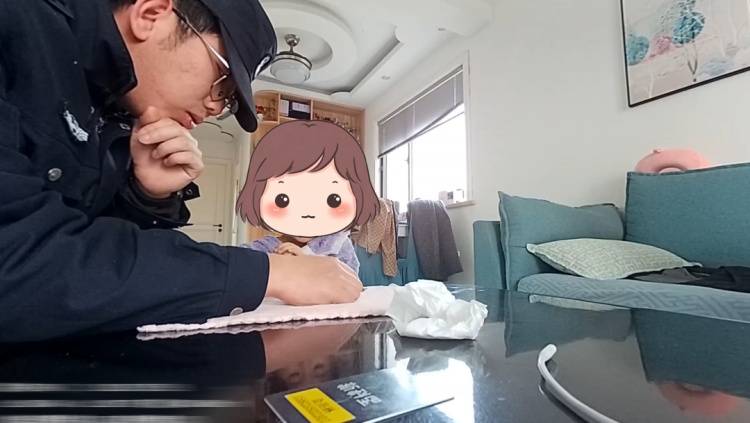6岁女孩睡醒找不到爸妈，民警上门守护一整晚