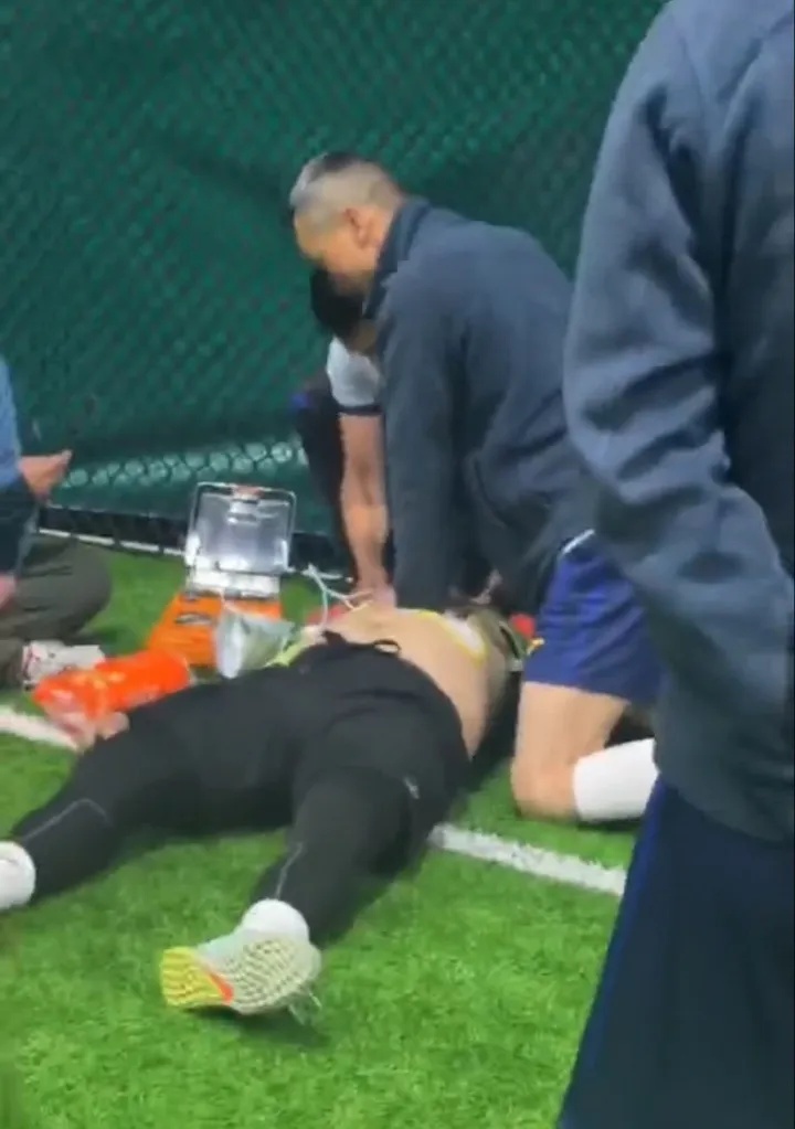 40岁男子足球场突然倒地,心跳呼吸骤停!一群人冲了上去! 40岁男子足球场突然倒地,心跳呼吸骤停!一群人冲了上去!