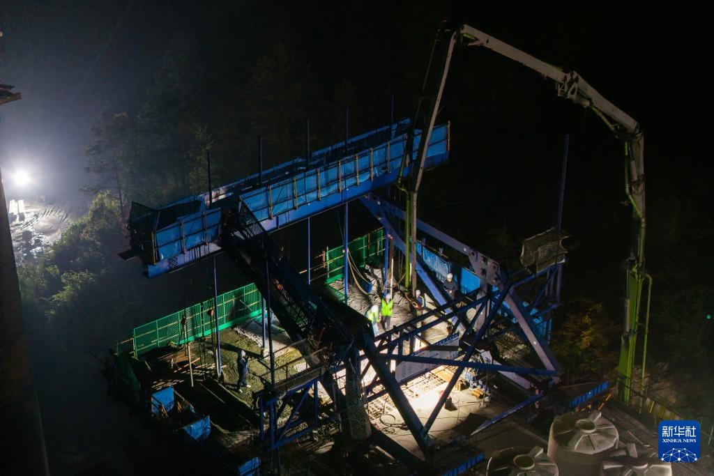 邵永高铁控制性工程龙井头特大桥连续梁合龙