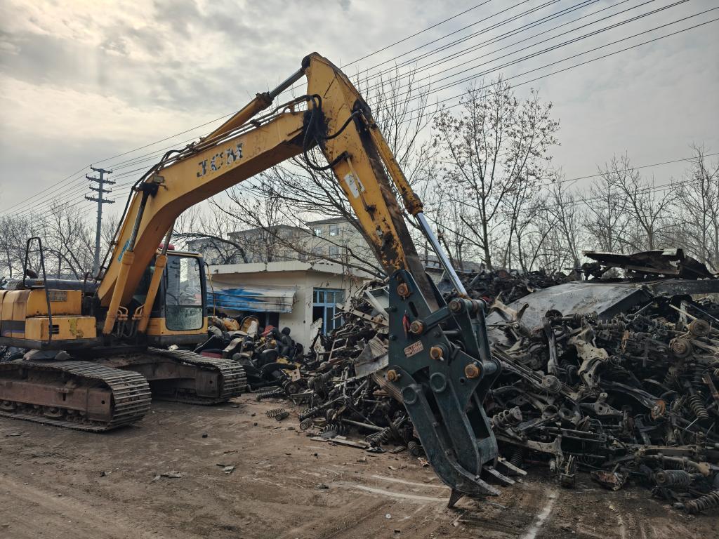 小作坊把控报废车源 报废汽车拆解乱象追踪