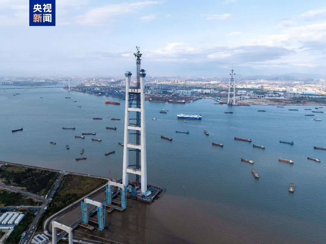 这座拥有五项世界第一的大桥，主塔封顶！
