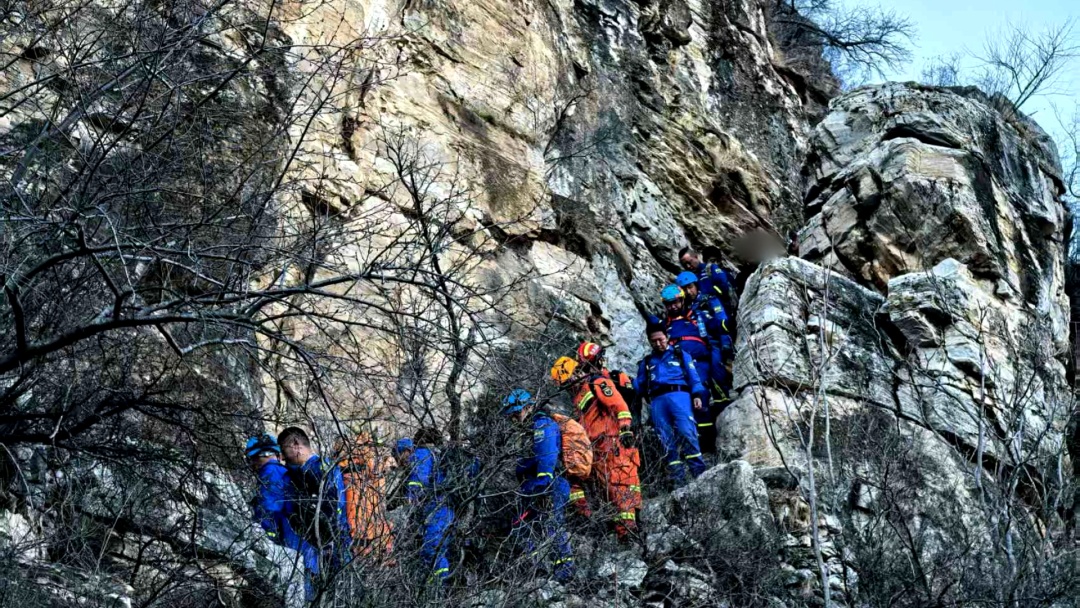 北京突发：受伤男子被困悬崖，房山蓝天6小时救援