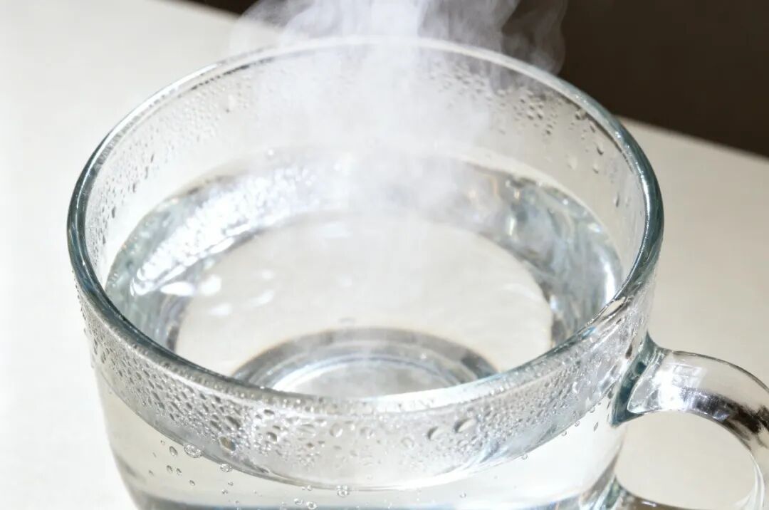 空腹一杯淡盐水=排毒通便?这个误区很多人还在信! 空腹一杯淡盐水=排毒通便?这个误区很多人还在信!