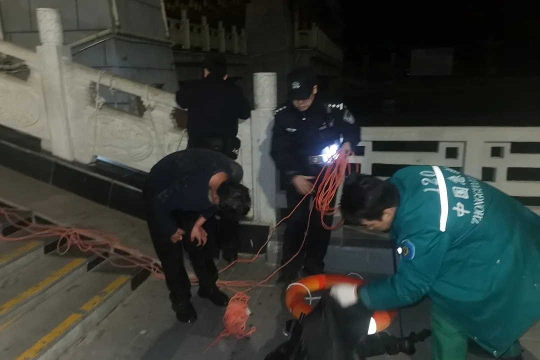 凌晨4时,“00后”民警纵身一跃展开生死营救! 凌晨4时,“00后”民警纵身一跃展开生死营救!