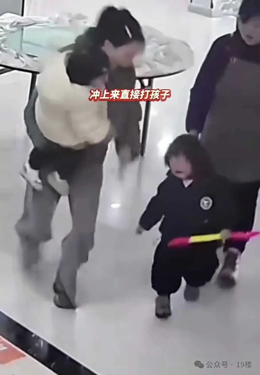 怒了 | 殴打2岁幼童致骨折！警方通报：李某（女，34岁，无业），已被拘留！