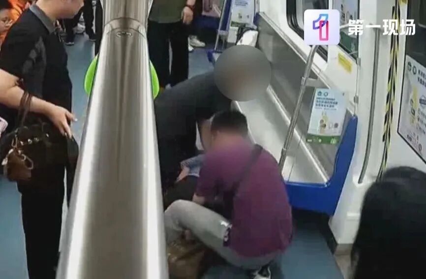 抓人在行，救人也在行！男子在地铁里抽搐昏迷，深圳便衣民警秒出手