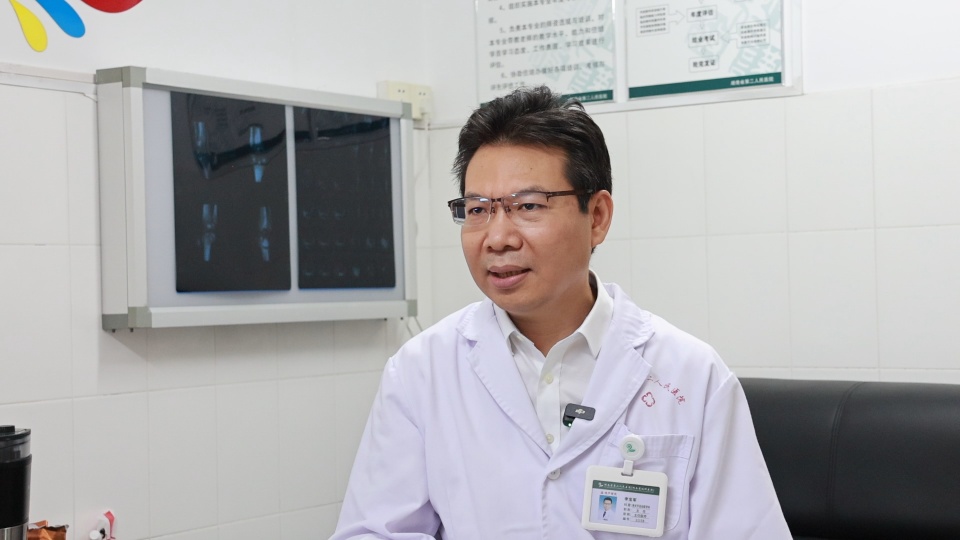 男子打篮球热身不充分致韧带断裂！专家建议：运动前热身时间应不少于10-15分钟