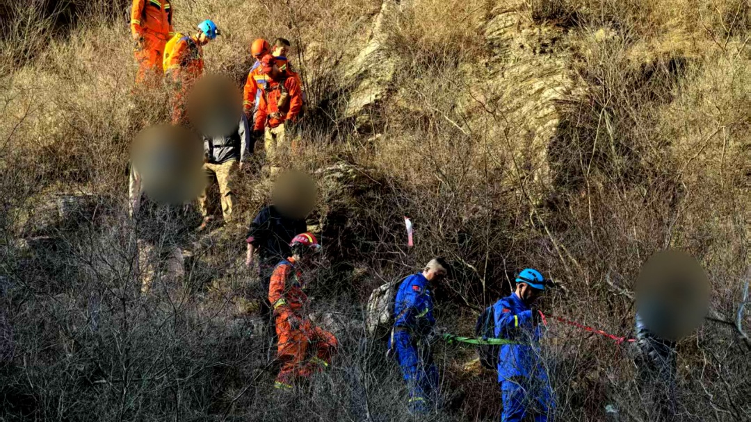 北京突发：受伤男子被困悬崖，房山蓝天6小时救援