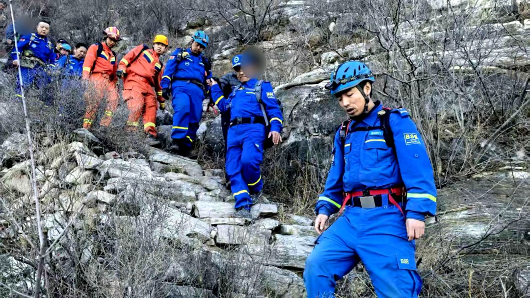北京突发：受伤男子被困悬崖，房山蓝天6小时救援