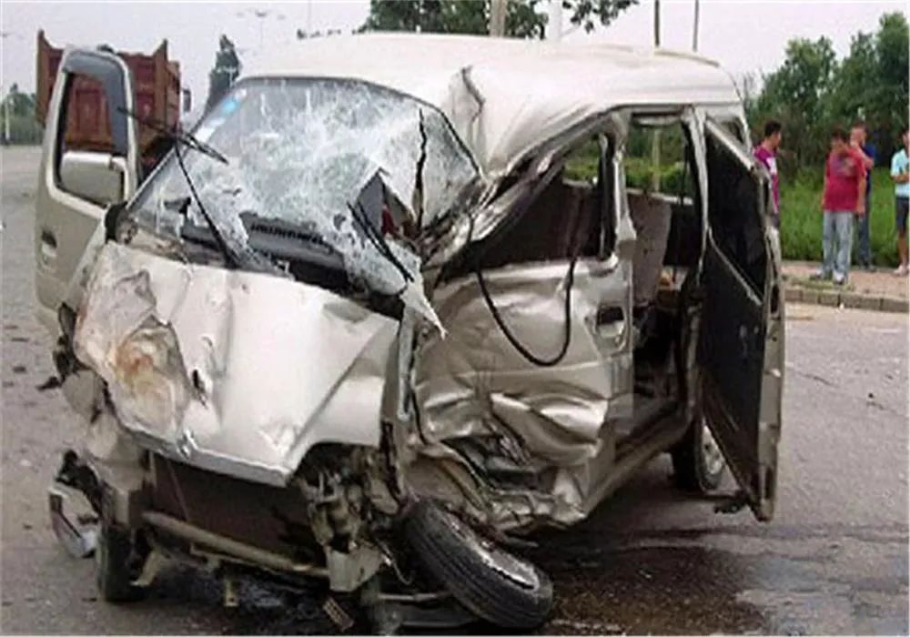 3人蜷缩后备箱…银川一客车核载5人硬塞8人 3人蜷缩后备箱…银川一客车核载5人硬塞8人