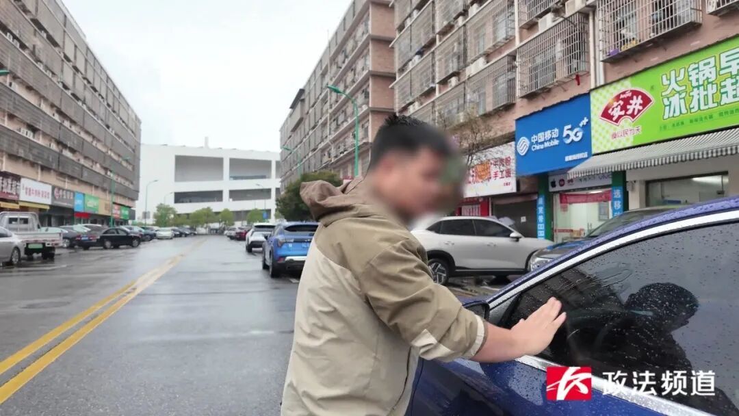 违停被贴上“不干胶”，车主：违停不对，但方式太粗暴