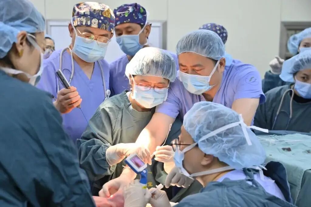 宝宝出生面临窒息！重庆两院专家联手，边接生边手术