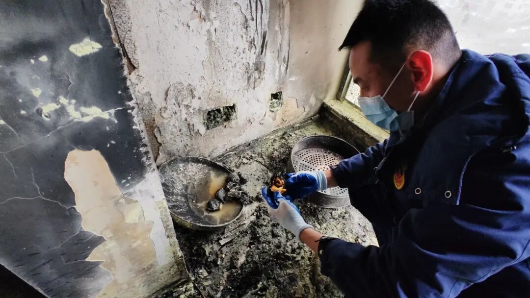 女子一觉睡醒发现床边围满消防员,原来是一笼包子“闯祸”了 女子一觉睡醒发现床边围满消防员,原来是一笼包子“闯祸”了