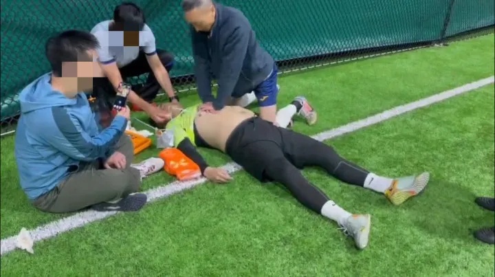 40岁男子足球场突然倒地,心跳呼吸骤停!一群人冲了上去! 40岁男子足球场突然倒地,心跳呼吸骤停!一群人冲了上去!