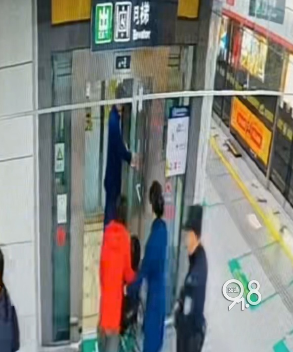 杭州地铁内，女乘客突发疾病，工作人员飞奔前往！家属发文