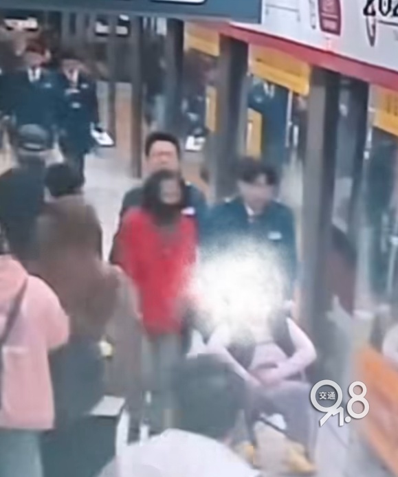 杭州地铁内，女乘客突发疾病，工作人员飞奔前往！家属发文
